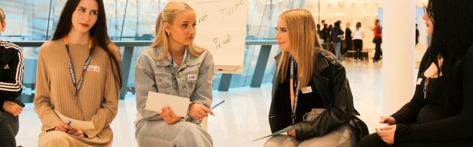 Lehrlinge bei der Diskussion