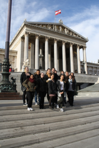 Gruppenfoto der am Workshop teilnehmenden Lehrlinge vor dem Parlamentsgebäude