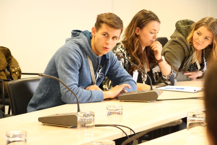 Lehrlinge diskutieren in einem Ausschusslokal