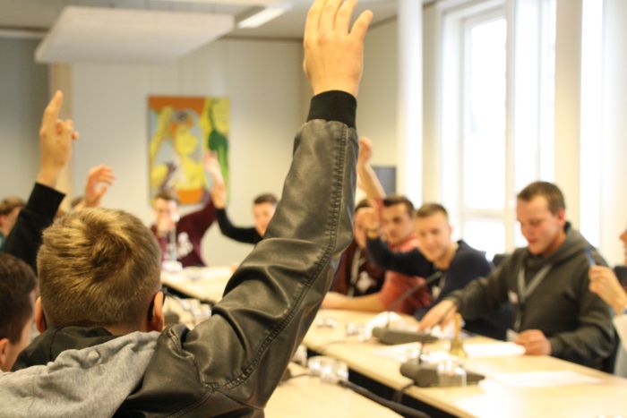 Lehrlinge stimmen mittels Handheben ab