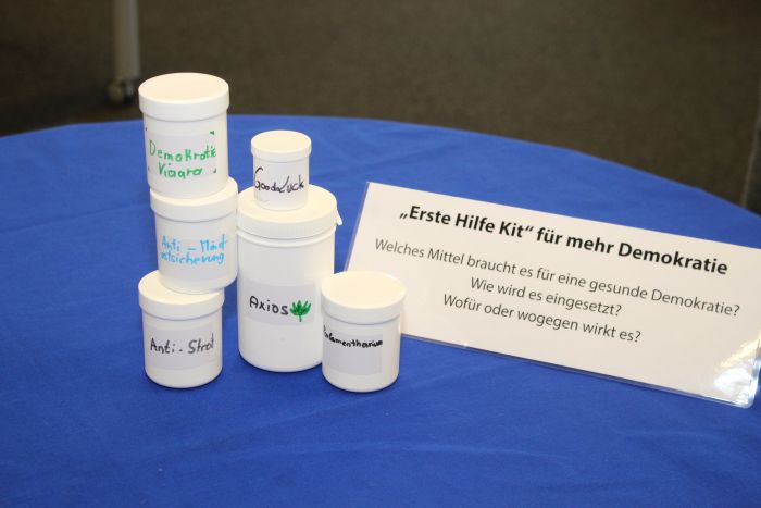 Medikamentendosen "Erste Hilfe Kit" für mehr Demokratie
