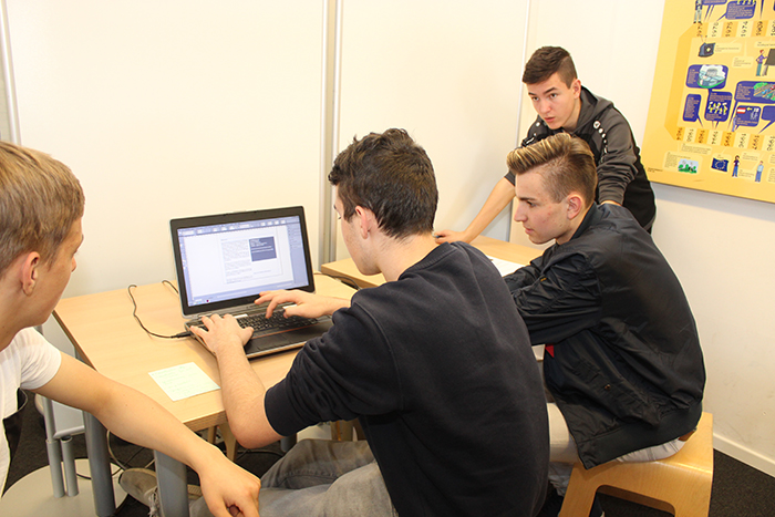 Lehrlinge arbeiten am Laptop