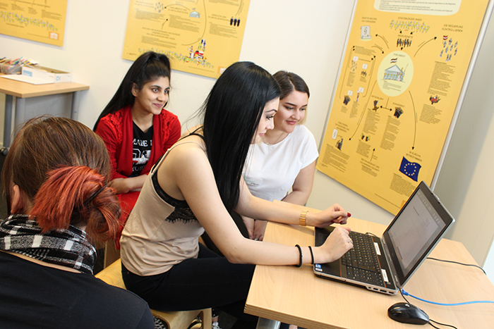 Lehrlinge arbeiten am Laptop