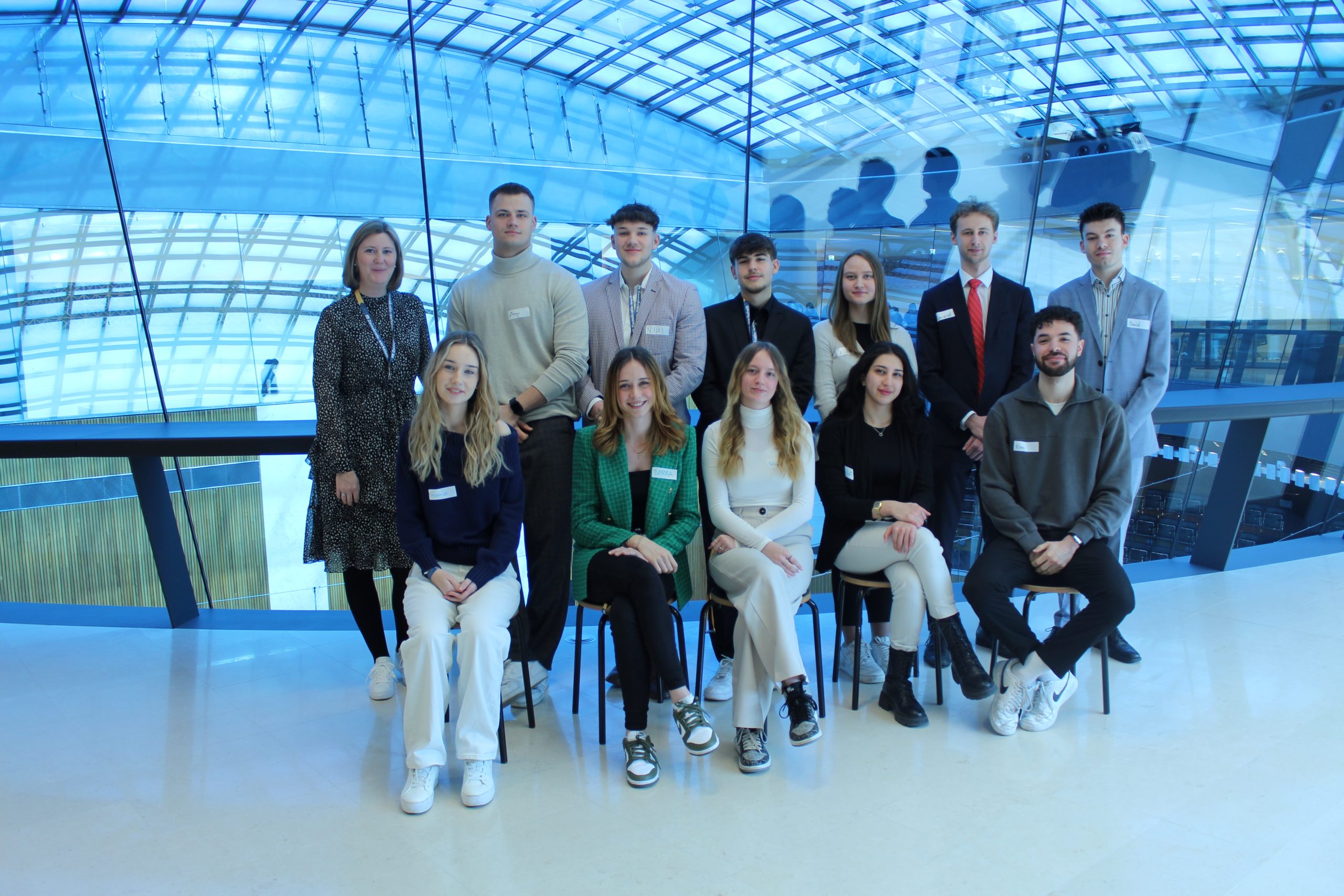 Gruppenfoto des 3. Lehrjahres von der Raiffeisenlandesbank NÖ- Wien AG