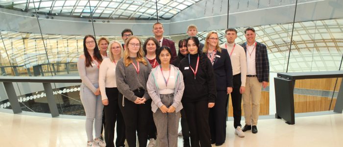 Gruppenfoto der Klasse 2FA von der Berufsschule für Handel und Administration Längenfeldgasse mit der Parlamentsvizedirektorin Dr.in Susanne Janistyn-Novák