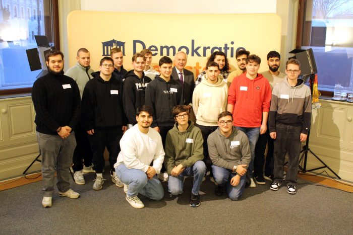 Gruppenfoto der Klasse 1ET5 von der Landesberufsschule Stockerau mit Nationalratspräsident Walter Rosenkranz