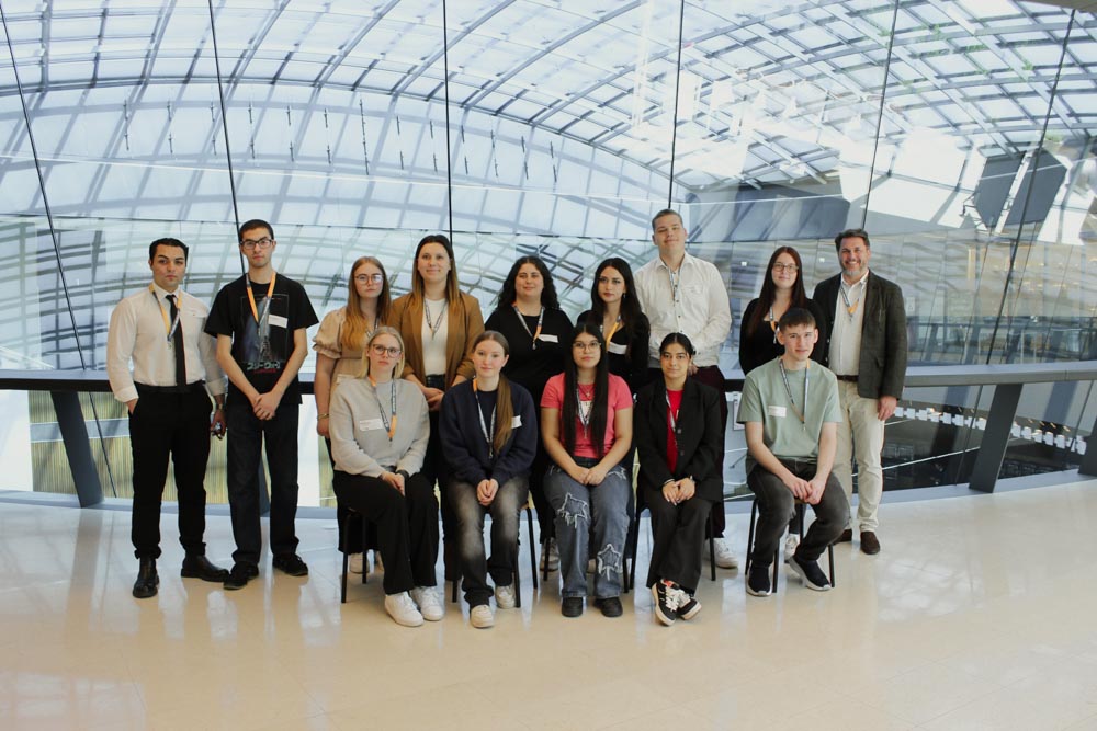 Gruppenfoto der Klasse 2FA von der Berufsschule für Handel und Administration Längenfeldgasse