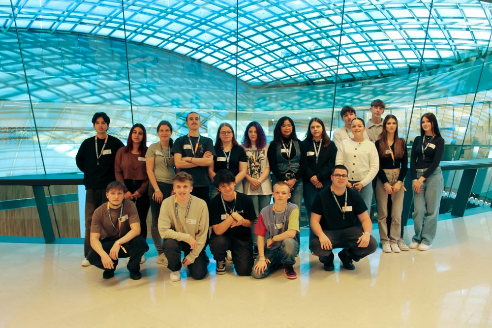 Gruppenfoto der Lehrlinge der Klassen 2GK und 3EK von der Berufsschule Wels Gruppenfoto der Lehrlinge der Klassen 2GK und 3EK von der Berufsschule Wels