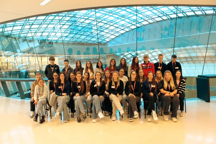 Gruppenfoto der Klasse 3ET von der Berufsschule Mollardgasse Gruppenfoto der Klasse 3ET von der Berufsschule Mollardgasse