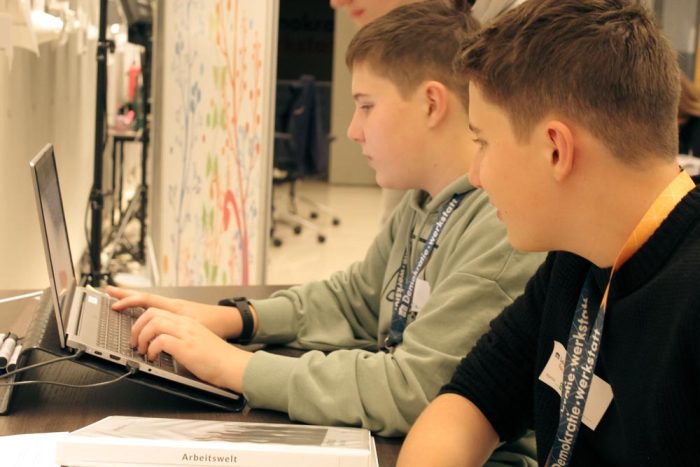 Gruppenfoto der Klasse 3ET von der Berufsschule Mollardgasse Gruppenfoto der Klasse 3ET von der Berufsschule Mollardgasse