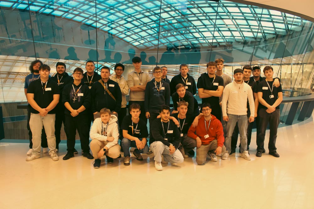 Gruppenfoto der Lehrlinge der Klasse 3S1 von der Landesberufsschule Zistersdorf Gruppenfoto der Lehrlinge der Klasse 3S1 von der Landesberufsschule Zistersdorf