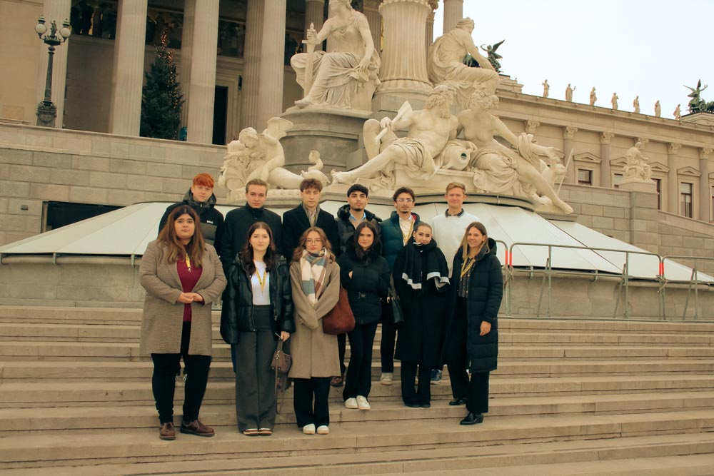 Lehrlinge der Raiffeisenlandesbank NÖ-Wien AG Lehrlinge der Raiffeisenlandesbank NÖ-Wien AG