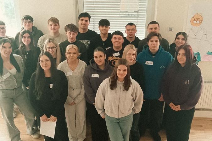 Gruppenfoto der Klasse 3ET von der Berufsschule Mollardgasse Gruppenfoto der Klasse 3ET von der Berufsschule Mollardgasse