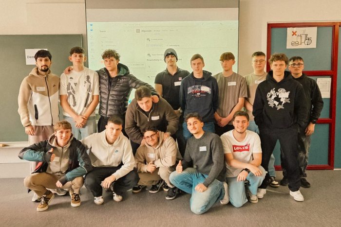 Gruppenfoto der Klasse 3ET von der Berufsschule Mollardgasse Gruppenfoto der Klasse 3ET von der Berufsschule Mollardgasse