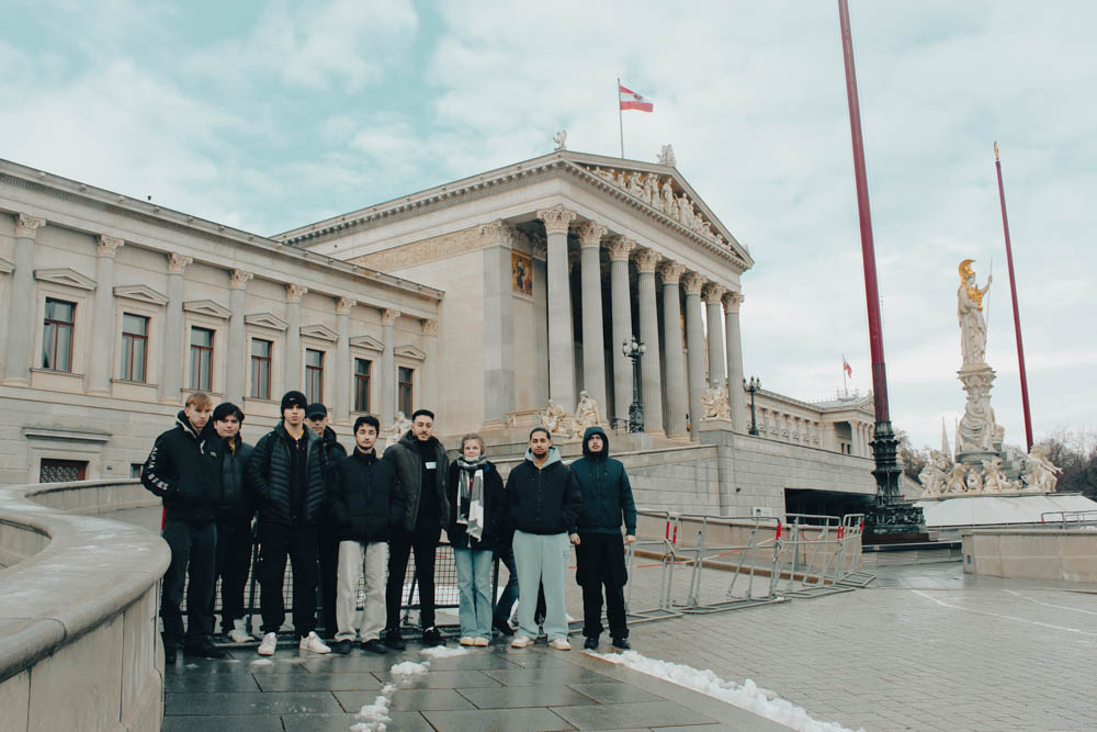 Gruppenfoto der Lehrlinge der Gruppe LG77 vom BFI Ausbildung 12 Gruppenfoto der Lehrlinge der Gruppe LG77 vom BFI Ausbildung 12