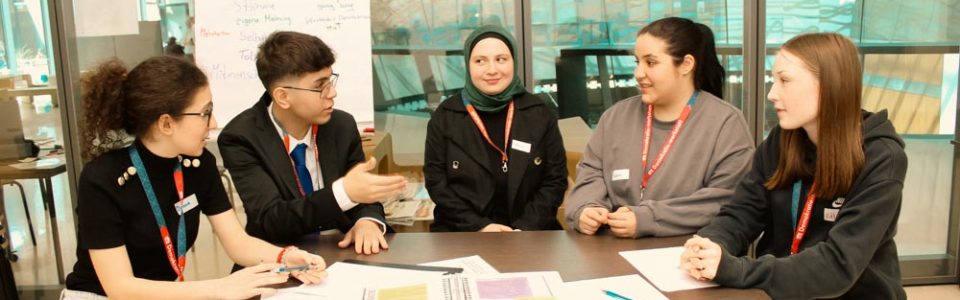 Lehre sitzen am Tisch und diskutieren