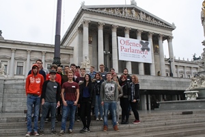 Gruppenfoto der Lehrlinge vor dem Parlament