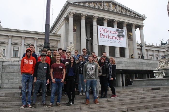 Gruppenfoto der Lehrlinge vor dem Parlament