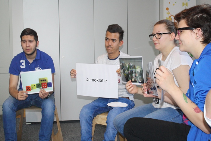 Lehrlinge präsentieren Bilder zum Begriff „Demokratie“