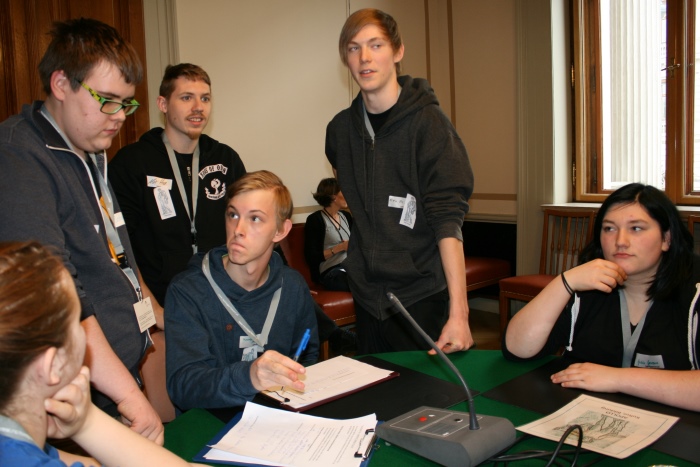 Sechs Lehrlinge debattieren während der Ausschusssimulation