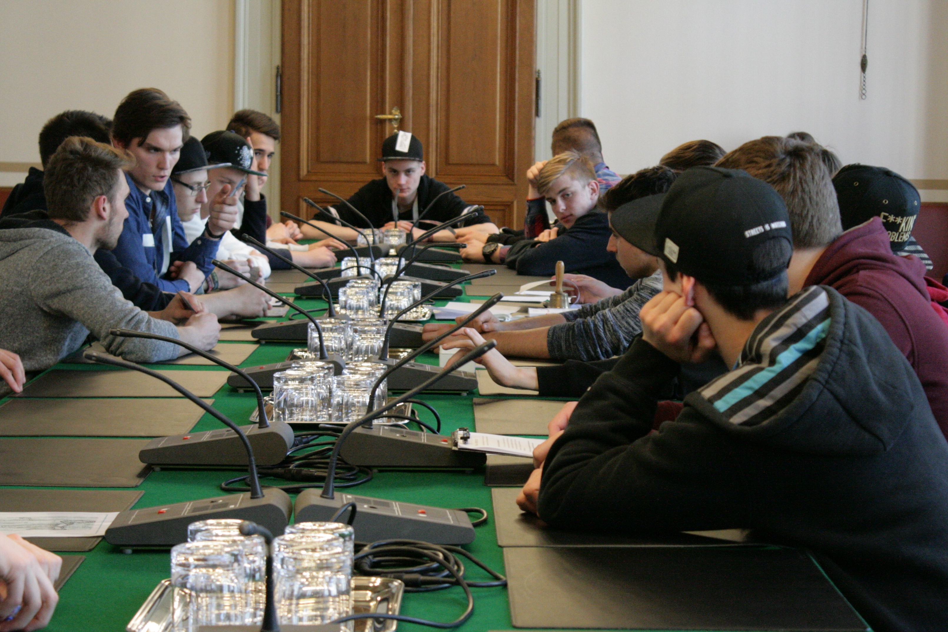 Lehrlingsgruppe in einem Ausschusslokal des Parlaments