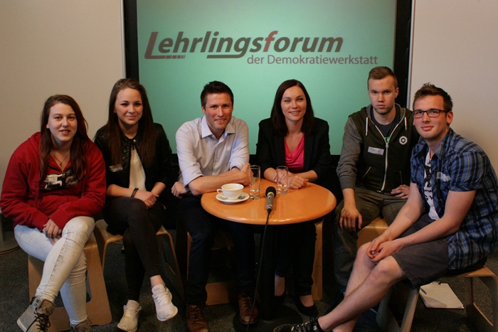 Gruppenfoto einer Kleingruppe mit Nationalratsabgeordneter Eva Maria Himmelbauer und Bundesrat David Stögmüller