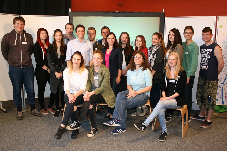 Gruppenfoto der Lehrlinge gemeinsam mit Nationalratsabgeordneter Eva Maria Himmelbauer und Bundesrat David Stögmüller
