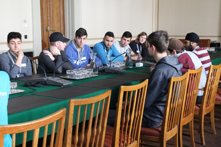 Lehrlinge sitzen am Tisch in einem Ausschusslokal