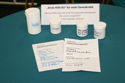 Medikamentendosen „Erste Hilfe Kit“ für mehr Demokratie